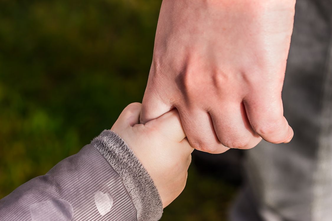 Padre e figlio giocano a scacchi seduti davanti a una finestra in inverno