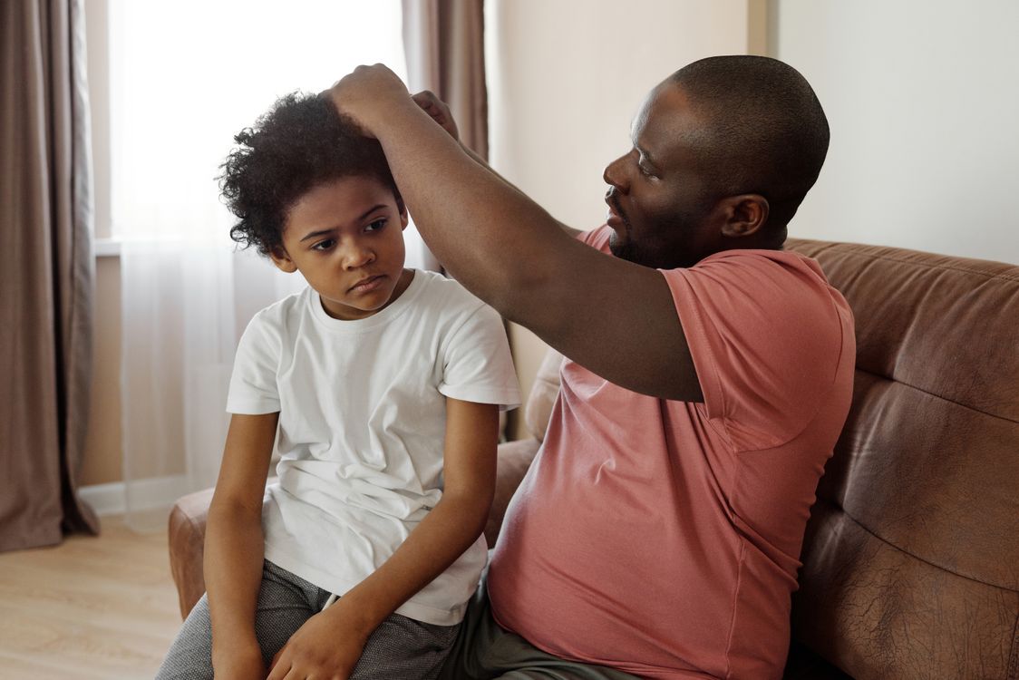Mano di un bambino che stringe il dito del papà