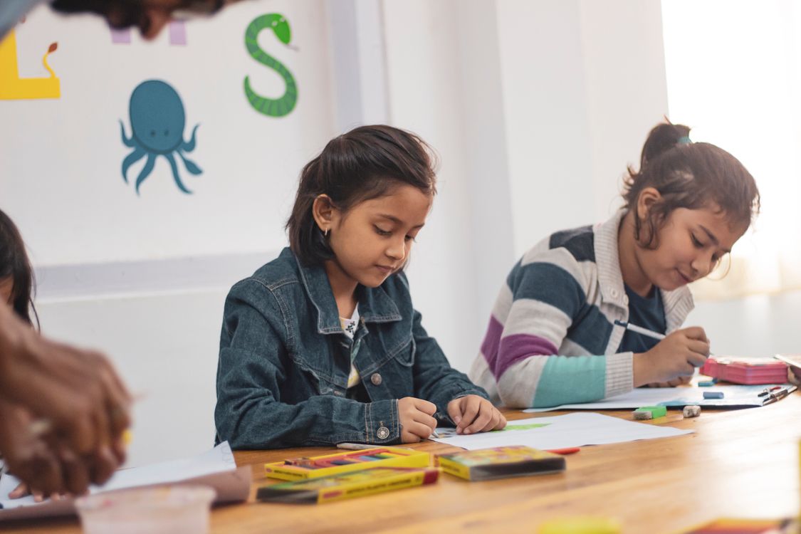 Bambino che modella pasta colorata su un tavolo
