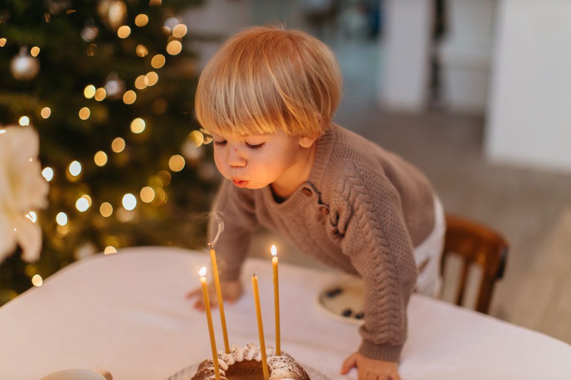 Una bambina spegne le candeline sulla torta di compleanno